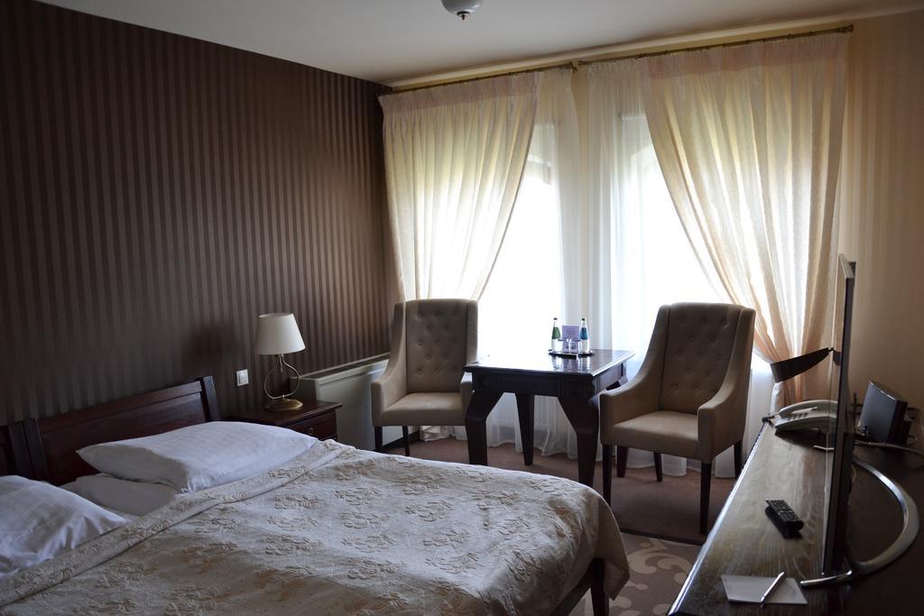 Hotel Nowodworski Lehnice Exteriér fotografie